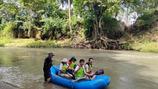 La Fortuna: Safari-Float-Tour durch den Rio Peñas Blancas — Guided tour and outdoor activity